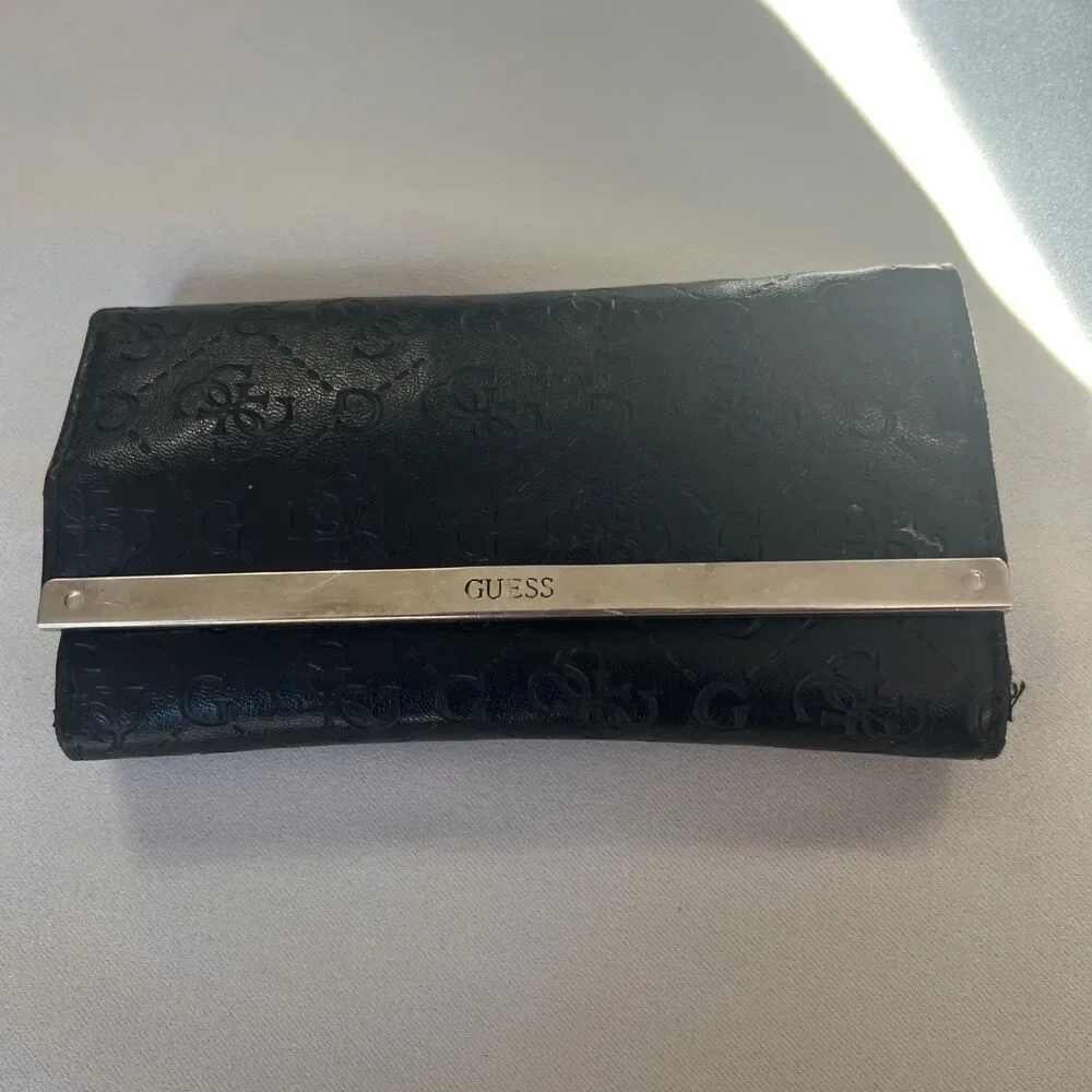 GUESS Wallet Women's Wallet With‎ Chrome In Front